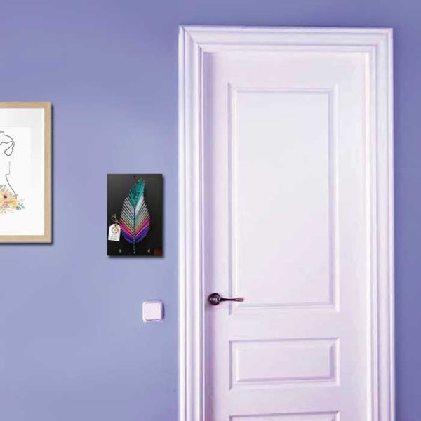 Porta llavero pluma morado, rosado, blanco, turquesa, fondo negro 20x30
