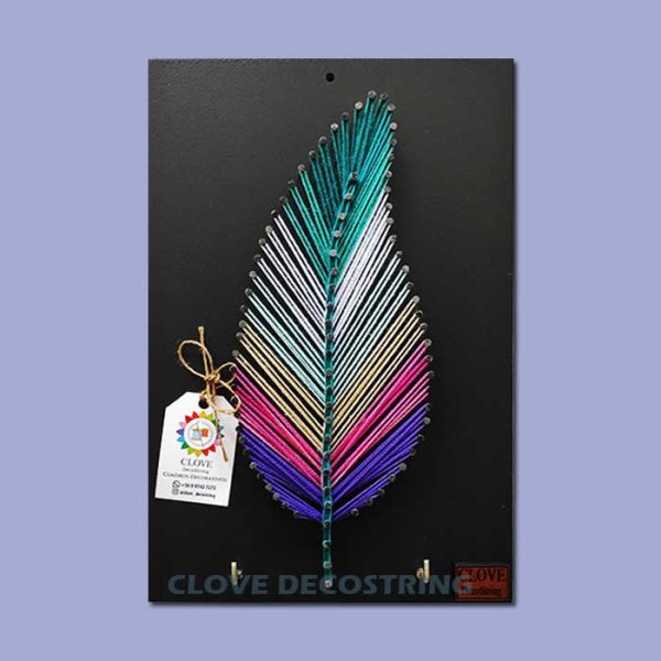 Porta llavero pluma morado, rosado, blanco, turquesa, fondo negro 20x30